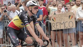 2023-09-03 11:30:34 epa10837357 Belgian rider Remco Evenepoel of Soudalâ€“Quick-Step before the ninth stage of the Vuelta a Espana, a 184.5 km cycling race from Cartagena to Collado de la Cruz de Caravaca, Spain, 03 September 2023.  EPA/Manuel Bruque
