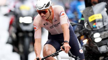 2023-08-06 16:18:21 epa10787681 Mathieu van der Poel of the Netherlands in action during the Men's Elite Road Race at the UCI Cycling World Championships 2023 in Glasgow, Britain, 06 August 2023.  EPA/ROBERT PERRY