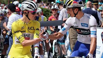 epa12258076 Slovenian rider Tadej Pogacar of UAE Team Emirates (L) shakes hands with German rider Florian Lipowitz of Red Bull - BORA - hansgrohe team prior to the start of the 18th stage of the Tour de France cycling race over 171.5km from Vif to Col de la Loze, France, 24 July 2025.  EPA/CHRISTOPHE PETIT TESSON
