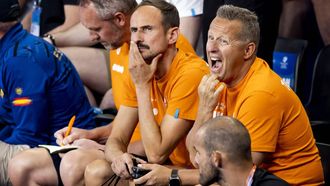 DOHA - Coach Patrick Pearson en coach Mark Faber tijdens de 4 x 100 vrij vrouwen tijdens de wereldkampioenschappen langebaan zwemmen. De WK was een van de mogelijkheden voor de Nederlandse zwemmers om limieten te zwemmen voor de Spelen van Parijs in 2024. ANP KOEN VAN WEEL