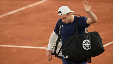 Netherlands' Tallon Griekspoor gestures as he leaves the court after losing against Germany's Alexander Zverev at the end of their men's singles match on Court Philippe-Chatrier on day seven of the French Open tennis tournament at the Roland Garros Complex in Paris on June 1, 2024. 
Bertrand GUAY / AFP