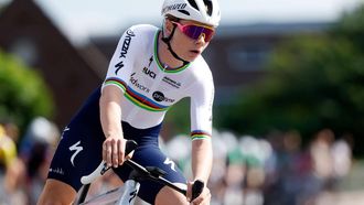 2023-08-20 15:55:29 ETTEN-LEUR - Wereldkampioen Lotte Kopecky tijdens de Profwielerronde Etten-Leur. Kopecky showt voor het eerst haar regenboogtrui die zij veroverde tijdens het WK wielrennen in Glasgow. ANP BAS CZERWINSKI