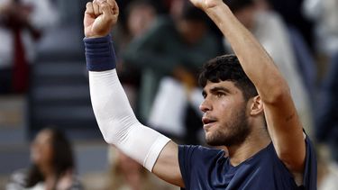 epa11382842 Carlos Alcaraz of Spain celebrates winning his men's singles third round match against Sebastian Korda of USA at the French Open Grand Slam tennis tournament at Roland Garros in Paris, France, 31 May 2024.  EPA/MOHAMMED BADRA