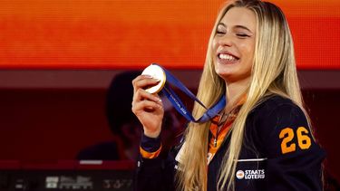 MILAAN - Schaatster Jutta Leerdam tijdens de huldiging in TeamNL Huis. Leerdam heeft Nederland het eerste goud bezorgd op de Olympische Spelen van Milaan. De 27-jarige schaatsster won in het Milano Speed Skating Stadium de 1000 meter in een olympisch record van 1.12,31. SEM VAN DER WAL / ANP