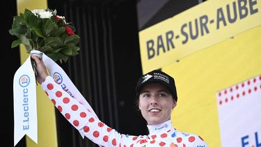 2022-07-27 16:52:23 Parkhotel Valekenburg's Dutch rider Femke Gerritse celebrates her best climber's polka dot jersey on the podium at the end of the 4th stage of the new edition of the Women's Tour de France cycling race, 126,8 km between Troyes and Bar-sur-Aube, eastern France, on July 27, 2022. 
Jeff PACHOUD / AFP