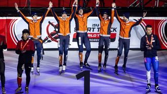 DORDRECHT - Het Nederlandse relay team tijdens de huldiging van de mannen relay op dag 4 van de vierde ISU World Tour-wedstrijd shorttrack van dit seizoen. De wedstrijd is het kwalificatietoernooi voor de Olympische Spelen. ANP IRIS VAN DEN BROEK