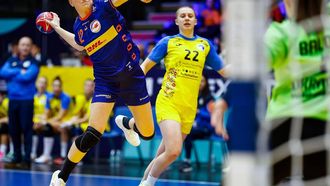 epa11018139 Kateryna Kozak of Ukraine (R) and Bo van Wetering of Netherlands (L) in action during the IHF Women's World Handball Championship Main Round IV match between Ukraine and Netherlands in Frederikshavn, Denmark, 08 December 2023.  EPA/HANNIBAL HANSCHKE