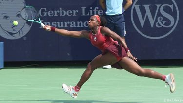 2023-08-19 11:23:46 epa10807772 Coco Gauff of the United States in action during her semi-final match against Iga Swiatek of Poland at the Western and Southern Open tennis tournament in Mason, Ohio, USA, 19 August 2023.  EPA/MARK LYONS