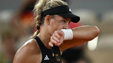 Germany's Angelique Kerber reacts while playing China's Zheng Qinwen during their women's singles quarter-final tennis match on Court Philippe-Chatrier at the Roland-Garros Stadium during the Paris 2024 Olympic Games, in Paris on July 31, 2024.  
CARL DE SOUZA / AFP