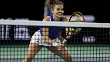 epa11728262 Jessica Paolini of Italy in action during the Doubles match against Katarzyna Kawa and Iga Swiatek of Poland in the Billie Jean King Cup semi-finals matches between Poland and Italy, in Seville, Spain, 18 November 2024.  EPA/Jorge Zapata