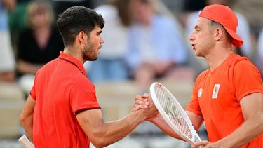 Winners, Spain's Carlos Alcaraz (L) shakes hands with Netherlands' Tallon Griekspoor (R) after their men's singles second round tennis match on Court Philippe-Chatrier at the Roland-Garros Stadium at the Paris 2024 Olympic Games, in Paris on July 29, 2024.  
Martin  BERNETTI / AFP