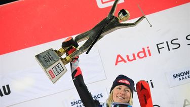 epa11083676 Winner Mikaela Shiffrin of the USA celebrates on the podium after the Women's Slalom race at the FIS Alpine Skiing World Cup in Flachau, Austria, 16 January 2024.  EPA/CHRISTIAN BRUNA