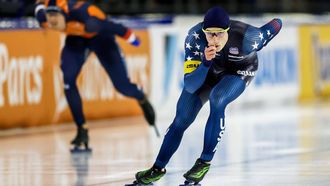 HEERENVEEN - Jenning De Boo (NED), Jordan Stolz (USA) (l-r) tijdens de 1000 meter op de tweede dag van de ICU derde wereldbeker schaatsen in het Thialf stadion. ANP VINCENT JANNINK