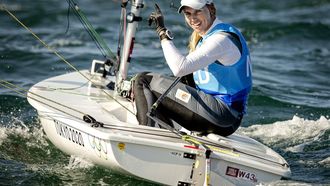 2021-08-01 17:00:08 TOKIO - Marit Bouwmeester juicht na het behalen van brons in de medal race laser radial in Enoshima Yacht Harbour tijdens de Olympische Spelen van Tokio. ANP ROBIN VAN LONKHUIJSEN