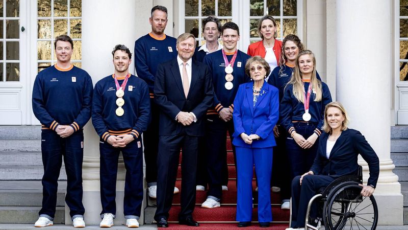 DEN HAAG - Niels de Langen, Jeroen Kampschreur en Lisa Bunschoten-Vos samen met koning Willem-Alexander en prinses Margriet tijdens de ontvangst op Paleis Noordeinde van de medaillewinnaars van de Paralympische Winterspelen 2026 in Milaan en Cortina d’Ampezzo. RAMON VAN FLYMEN / ANP