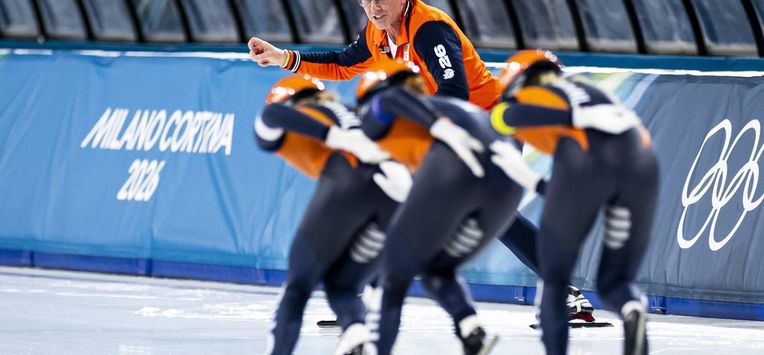 MILAAN - Bondscoach Rintje Ritsma in actie tijdens de halve finales ploegenachtervolging vrouwen bij het langebaanschaatsen in het Milano Speed Skating Stadium op de Olympische Winterspelen van Milaan. ROBIN VAN LONKHUIJSEN / ANP