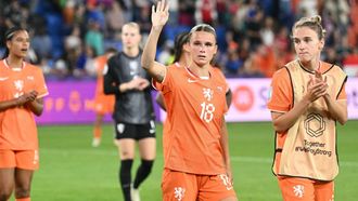 Netherlands' defender #18 Kerstin Casparij (C) acknowledges supporters as she reacts to her team's defeat at the end of the UEFA Women's Euro 2025 Group D football match between The Netherlands and France at the St. Jakob-Park Stadium in Basel, on July 13, 2025. 
SEBASTIEN BOZON / AFP