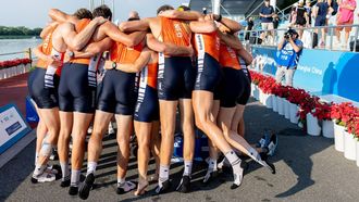 SHANGHAI -  Hermijntje Drenth, Ilse Kolkman, Linn van Aanholt, Lisanne van der Lelij, Nika Vos, Tinka Offereins, Vera Sneijders, Ymkje Clevering en Dieuwke Fetter (stuur). Eli Brouwer, Finn Florijn, Jan van der Bij, Jorn Salverda, Mick Makker, Pieter van Veen, Sander de Graaf, Wibout Rustenburg en Jonna de Vries (stuur) tijdens de medaille ceremonie voor de finale vrouwen-acht op de WK roeien in Shanghai. ANP IRIS VAN DEN BROEK
