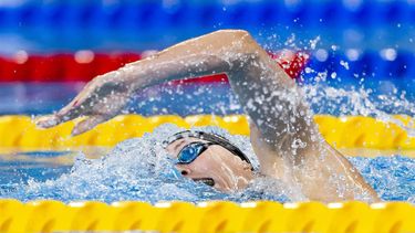 DOHA - Marrit Steenbergen in actie op de 200 wissel vrouwen tijdens de wereldkampioenschappen langebaan zwemmen. De WK was een van de mogelijkheden voor de Nederlandse zwemmers om limieten te zwemmen voor de Spelen van Parijs in 2024. ANP KOEN VAN WEEL