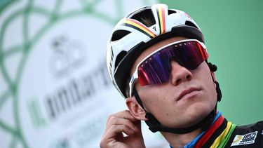 Soudal - Quick Step's Belgian rider Remco Evenepoel prepares for the start of the 117th edition of the Giro di Lombardia (Tour of Lombardy), a 238km cycling race from Como to Bergamo on October 7, 2023. 
Marco BERTORELLO / AFP
