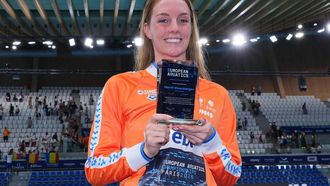 epa13169748 Best Female Swimmer of the Year, Marrit Steenbergen of the Netherlands, poses with her trophy at the Swimming at the European Aquatics Championships in Paris, France, 14 August 2026.  EPA/FRANCO ARLAND