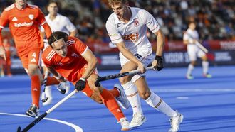 AMSTELVEEN - Pol Cabré-Verdiell van Spanje en Duco Telgenkamp van Nederland tijdens de halve finale op het WK hockey tussen Nederland en Spanje in het Wagener Stadion. BAS CZERWINSKI / ANP