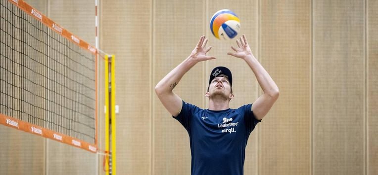 DEN HAAG - Stefan Boermans tijdens een training in sportcampus Zuiderpark. De volleyballers bereiden zich voor op het WK Beachvolleybal in Australië. ANP KOEN VAN WEEL
