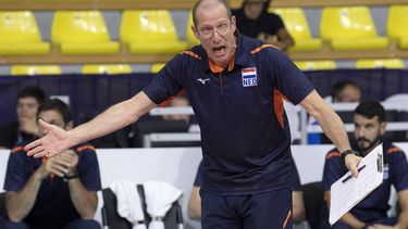 epa10836178 Netherlands head coach Roberto Piazza reacts during the EuroVolley Men 2023 pool C match between  Netherlands and Czech Republic in Skopje, North Macedonia, 02 September 2023.  EPA/GEORGI LICOVSKI