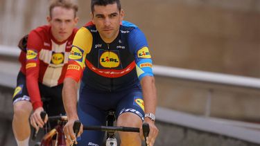 2023-06-29 21:12:03 Lidl - Trek's French rider Tony Gallopin cycles to the stage during the official teams presentation near the Guggenheim Museum Bilbao, in Bilbao, northern Spain, on June 29, 2023, two days prior to the start of the 110th edition of the Tour de France cycling race. 
Thomas SAMSON / AFP