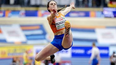 APELDOORN - Pauline Hondema tijdens het onderdeel verspringen op de tweede dag van het EK Indoor atletiek in Omnisport Apeldoorn. ANP ROBIN VAN LONKHUIJSEN