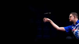 DEN BOSCH - Gian van Veen tijdens de eerste ronde van de Dutch Darts Masters in de Maaspoort. Het darttoernooi is onderdeel van de World Series of Darts. ANP RAMON VAN FLYMEN