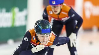 HEERENVEEN - Suzanne Schulting (r) in de aflossing met Xandra Velzeboer tijdens de 3000 meter relay vrouwen op de derde en laatste dag van de Dutch Open Shorttrack in Thialf. De Nederlandse schaatsers kunnen bij de DOS weer punten verdienen voor kwalificatie voor de eerste twee World Tour-wedstrijden. ANP VINCENT JANNINK