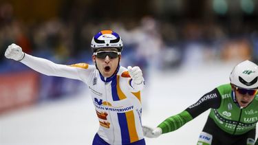 LEEUWARDEN - Luc ter Haar juicht na het winnen van het NK Marathon in de Elfstedenhal. Naast hem Evert Hoolwerf die tweede werd. Tijdens deze wedstrijd strijdt de Nederlandse marathontop om de titel Nederlands Kampioen Marathon. ANP VINCENT JANNINK