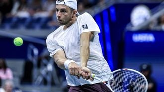 epa13203482 Tallon Griekspoor of Netherlands in action against Ben Shelton of USA during the Men's Singles first round of the US Open Tennis Championships in Flushing Meadows, New York, USA, 31 August 2026.  EPA/CRISTOBAL HERRERA-ULASHKEVICH