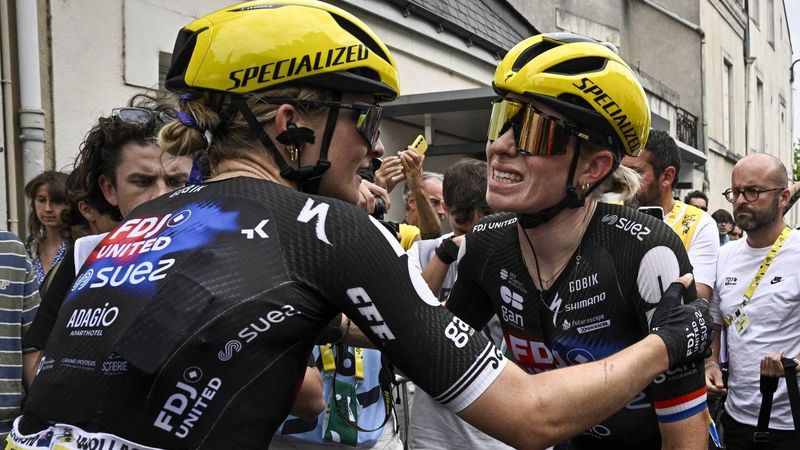 FDJ-SUEZ team's Dutch rider Demi Vollering (R) arrives to the finish line after a fall during the 3rd stage (out of 9) of the fourth edition of the Women's Tour de France cycling race, 163.5 km from La Gacilly to Angers, in Angers, western France on July 28, 2025. The end of the stage 3 was marked by the heavy fall 3,700 meters from the finish line of the favorite of the event, the Dutchwoman Demi Vollering, who took time to get back up but was classified in the same time as the first competitors, the fall having occurred in the 
