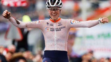 2023-02-04 15:59:27 HOOGERHEIDE - Fem van Empel viert haar overwinning tijdens het WK veldrijden in Noord-Brabant. ANP BAS CZERWINSKI