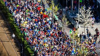 ROTTERDAM - Hardlopers tijdens de start van de 45e editie van de Marathon van Rotterdam. De wedstrijd geldt tevens als Nederlands kampioenschap. JEFFREY GROENEWEG / ANP