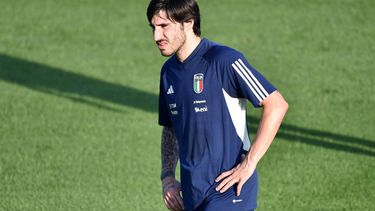 2023-10-09 18:01:52 epa10910112 Italy's Sandro Tonali participates in a training session of the Italian national soccer team near Florence, Italy, 09 October 2023. Italy face Malta and England in UEFA EURO 2024 qualification matches.  EPA/CLAUDIO GIOVANNINI