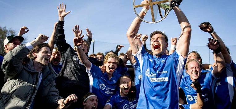 DEN BOSCH - Sander de Wijn van SV Kampong met de beker na de overwinning op Gantoise HC in de finale van de Euro Hockey League. KOEN VAN WEEL / ANP