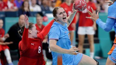 epa11529430 Laura van der Heijden (R) of the Netherlands in action against Anne Mette Hansen (L) of Denmark during the Handball competitions in the Paris 2024 Olympic Games, at the South Paris Arena in Paris, France, XX YY 2024.  EPA/ALEX PLAVEVSKI