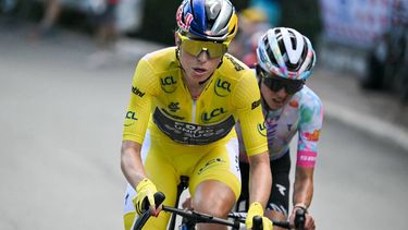 FDJ-SUEZ's Dutch rider Demi Vollering wearing the overall leader's yellow jersey (L) and Canyon//SRAM zondacrypto's Polish rider Katarzyna Niewiadoma ride in a breakaway during the 9th and final stage of the fifth edition of the Women's Tour de France cycling race, 99.2 km from Nice to Nice, southeastern France on August 9, 2026. 
NICOLAS TUCAT / AFP