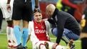 AMSTERDAM - Mika Godts of Ajax zit geblesseerd op de grond tijdens de UEFA Europa League wedstrijd tussen AFC Ajax en Galatasaray in de Johan Cruijff ArenA op 30 januari 2025 in Amsterdam, Nederland. ANP KOEN VAN WEEL