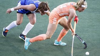 AMSTELVEEN - (l-r) Rebecca Condie van Schotland, Pien Dicke van Nederland tijdens de EK Hockey wedstrijd tussen Nederland en Schotland in het Wagener Stadion op 9 juni 2021 in Amstelveen. ANP WILLEM VERNES