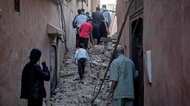 2023-09-09 08:23:48 Residents evacuate through the rubble in the earthquake-damaged old city of Marrakesh on September 9, 2023. A powerful earthquake that shook Morocco late September 8 killed more than 600 people, interior ministry figures showed, sending terrified residents fleeing their homes in the middle of the night.
FADEL SENNA / AFP