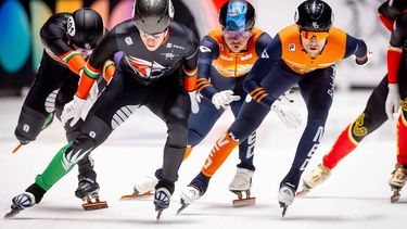 DORDRECHT - Melle van 't Wout en Friso Emons tijdens de mannen 5000m relay op dag 4 van de vierde ISU World Tour-wedstrijd shorttrack van dit seizoen. De wedstrijd is het kwalificatietoernooi voor de Olympische Spelen. ANP IRIS VAN DEN BROEK