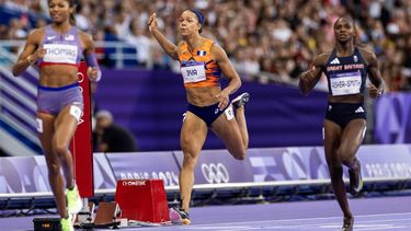 PARIJS - Tasa Jiya (m) in actie tijdens de halve finale 200m tijdens de olympische atletiekwedstrijden. ANP KOEN VAN WEEL