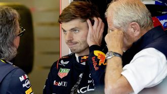 ABU DHABI -  Max Verstappen (Red Bull Racing) in gesprek met Teambaas Laurent Mekies (l) en Helmut Marko (r) na afloop van de tweede vrije training op het Yas Marina Circuit in aanloop naar de Abu Dhabi Grand Prix. ANP SANDER KONING