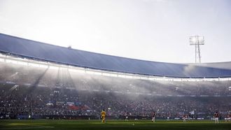 ROTTERDAM - Stadionoverzicht met rook van afgestoken vuurwerk tijdens de KNVB bekerfinale wedstrijd tussen AZ en N.E.C. in Stadion De Kuip op 19 april 2026 in Rotterdam, Nederland. ROBIN VAN LONKHUIJSEN / ANP