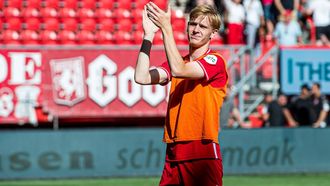 ENSCHEDE - Mats Rots of FC Twente bedankt de supporters na afloop van de Nederlandse eredivisie wedstrijd tussen FC Twente en PEC Zwolle in Stadion De Grolsch Veste op 20 augustus 2023 in Enschede, Nederland. ANP COR LASKER