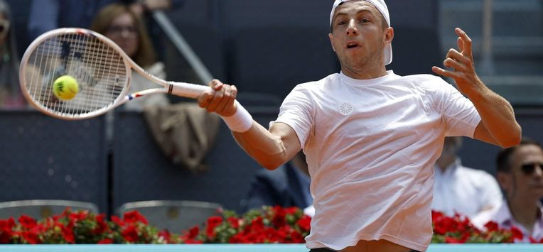 epa12915014 Tallon Griekspoor of Netherlands in action during his third round match against Lorenzo Musetti of Italy at the Madrid Open tennis tournament in Madrid, Spain, 26 April 2026.  EPA/Chema Moya